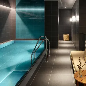 4* فندق Adina